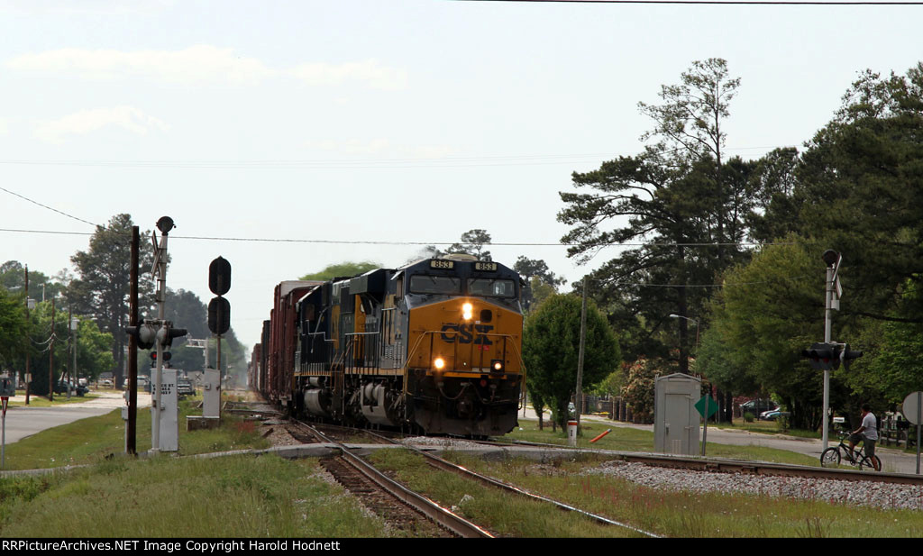 CSX 853 leads train F707 towards the "A" line